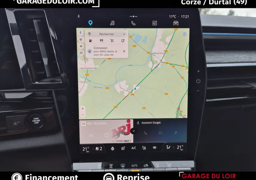 Vue rapprochée de l’écran tactile central 12 pouces du Renault Austral 2023 affichant la navigation GPS et commandes multimédia.