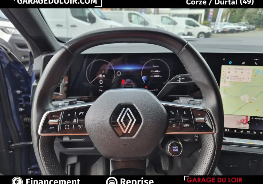 Vue intérieure centrée sur le volant cuir noir et le tableau de bord numérique d'une Renault Austral 2023 bleu foncé.