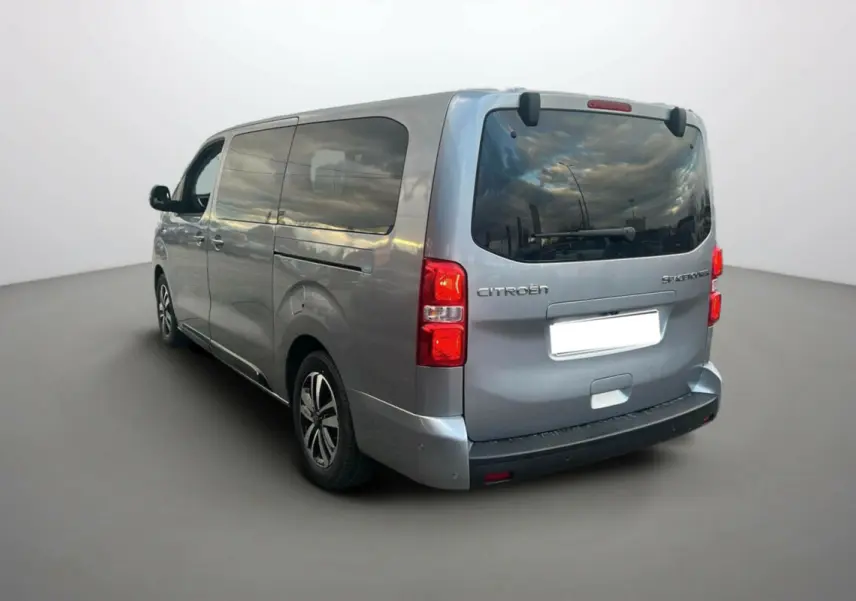 Vue 3/4 arrière droite du Citroën Spacetourer XL gris acier avec vitres surteintées et portes coulissantes.