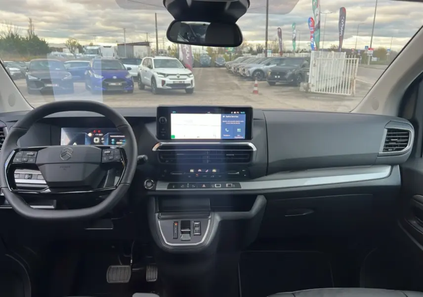 Vue intérieure avant du Citroën Spacetourer XL 180 BVA Business Pack avec tableau de bord moderne et écran tactile central.