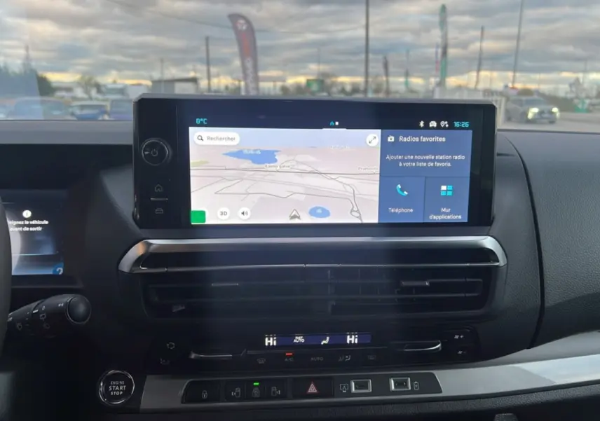 Tableau de bord du Citroën Spacetourer XL 180 BVA Business Pack 2025 avec écran tactile et commandes climatisation visibles.