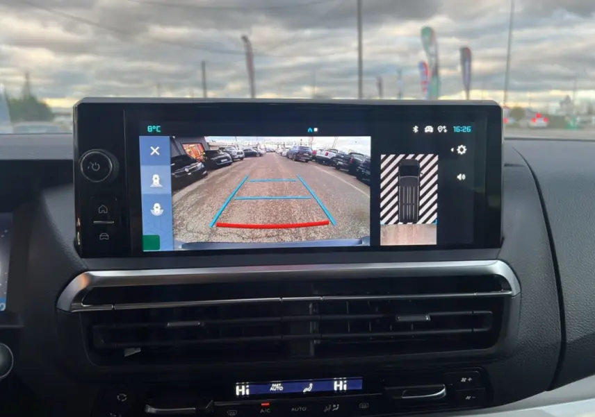Vue intérieure du tableau de bord du Citroën Spacetourer XL 180 BVA Business Pack avec écran de caméra de recul allumé.