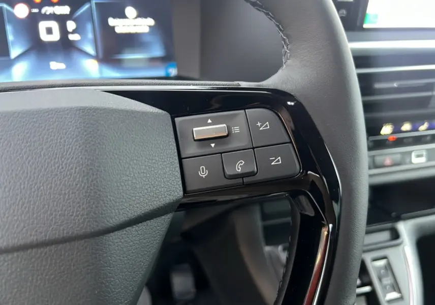 Gros plan sur les commandes multifonctions à droite du volant cuir noir du Citroën Spacetourer XL 180 BVA Business Pack.