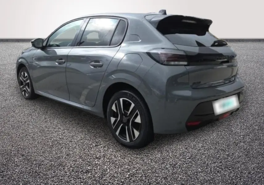 Peugeot 208 gris foncé vue 3/4 arrière côté gauche, avec jantes alliage et feux arrière LED noirs.