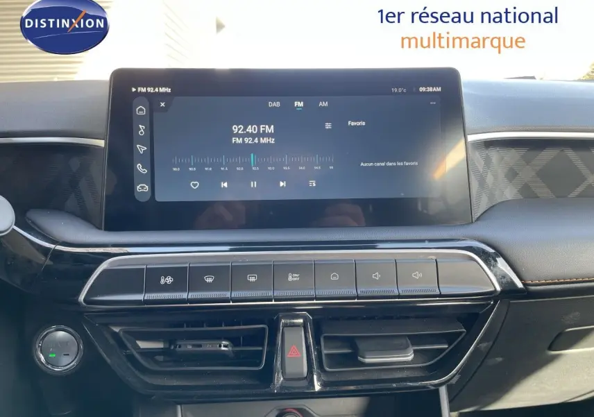 Tableau de bord du MG3 2025 en gris noir, avec écran tactile affichant une radio FM à 92.40 MHz.