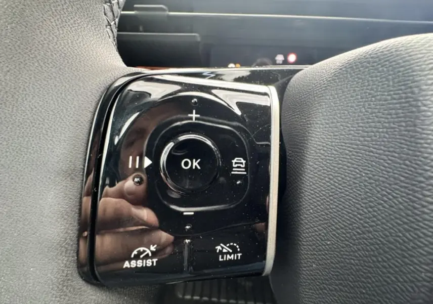 Gros plan sur les commandes noires du volant du Citroën C5 Aircross gris Platinium, avec boutons multifonctions et chrome.