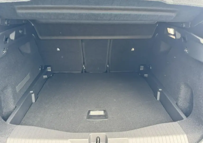 Coffre ouvert du Citroën C5 Aircross gris Platinium, vue intérieure montrant un espace de chargement spacieux et bien fini.