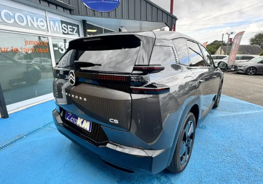Vue 3/4 arrière droite du Citroën C5 Aircross gris Platinium avec feux arrière LED et jantes alu noires.