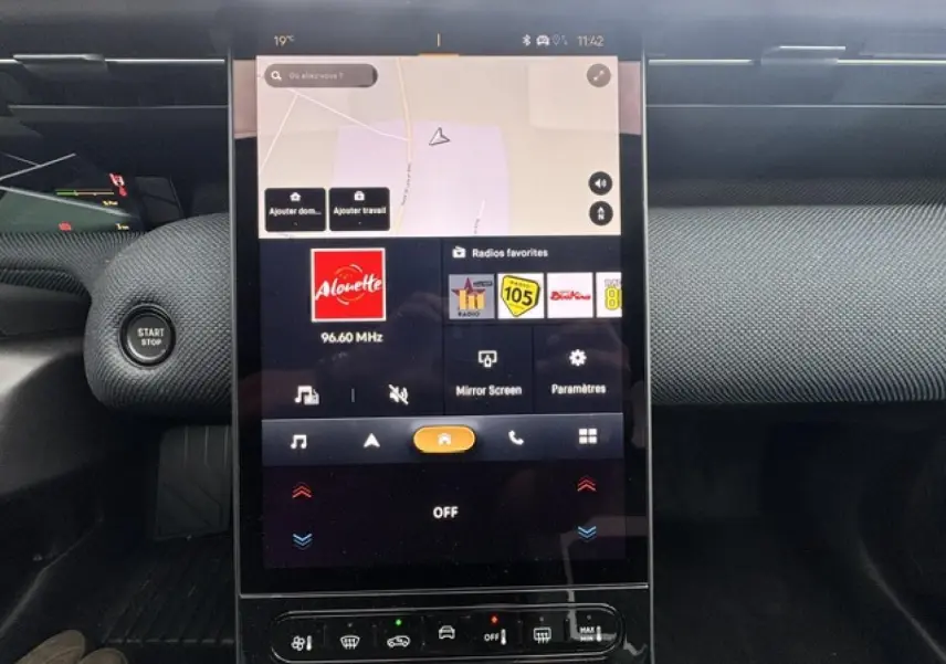 Vue rapprochée de l’écran tactile central et du bouton start/stop du tableau de bord du Citroën C5 Aircross gris Platinium.