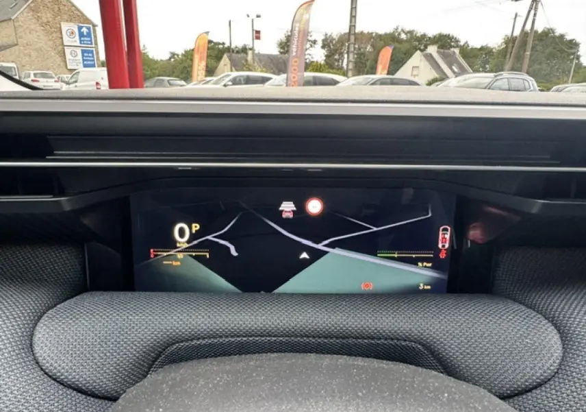 Vue rapprochée du tableau de bord numérique du Citroën C5 Aircross gris Platinium, affichant la navigation.