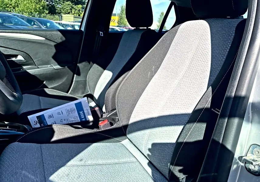 Vue intérieure côté droit sur les sièges avant en tissu bicolore gris et noir de l’Opel Corsa 2025.