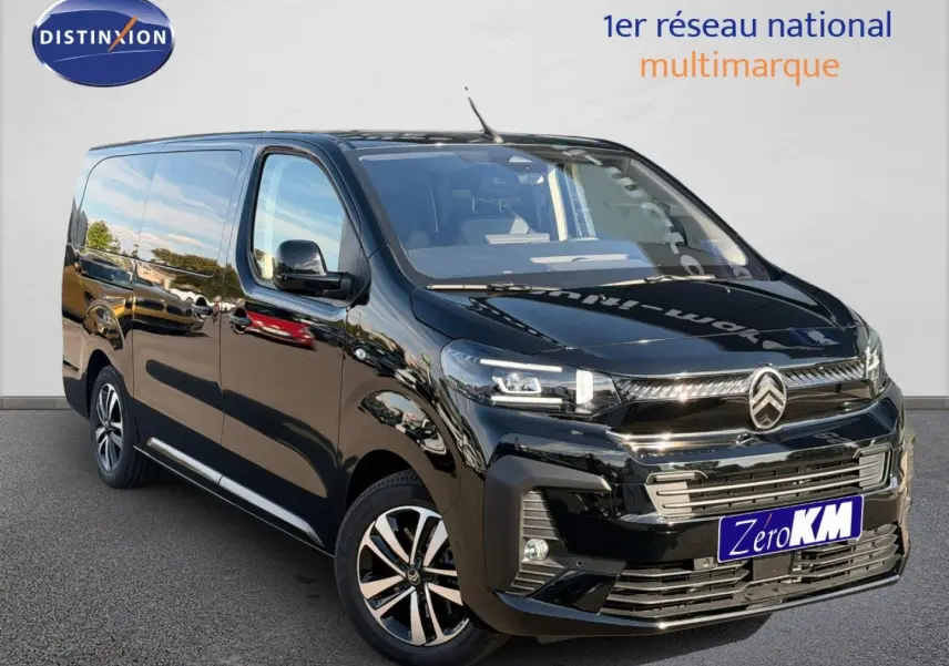 Vue 3/4 avant droite d'un Citroën Spacetourer XL noir Perla Nera avec jantes alliage et calandre chromée.