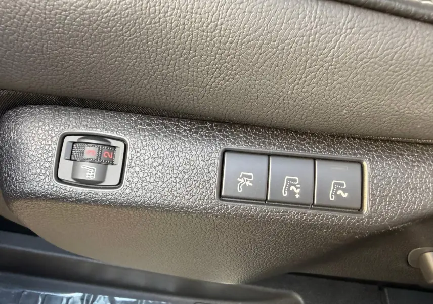 Gros plan sur les commandes de réglage et chauffage du siège côté conducteur du Citroën Spacetourer XL noir Perla Nera.