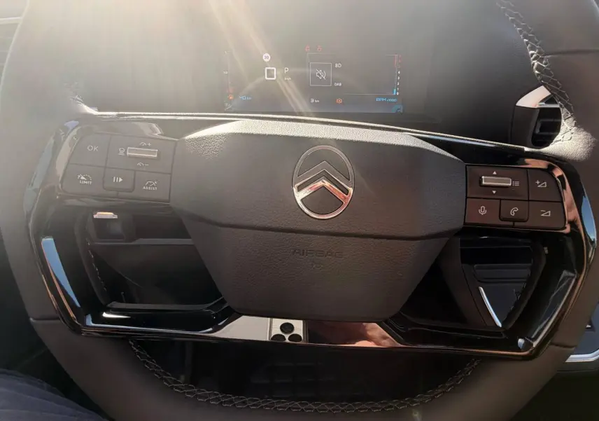 Vue rapprochée du volant noir brillant avec logo Citroën au centre du Citroën Spacetourer XL 2026.