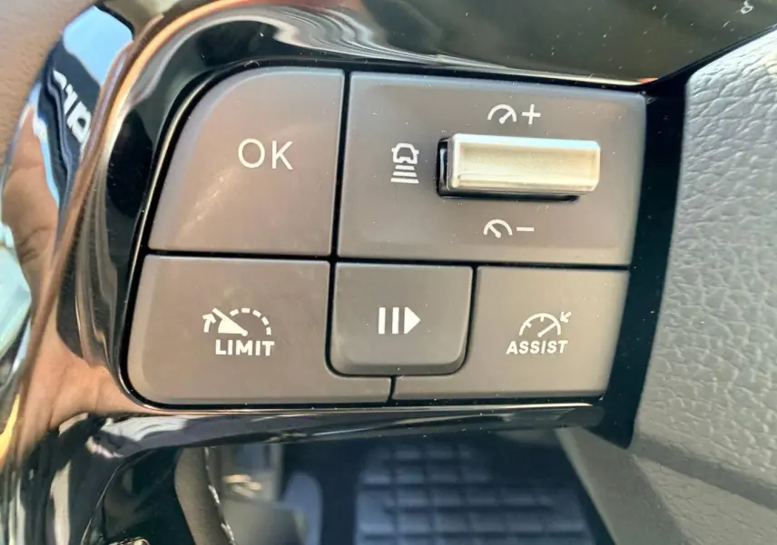 Gros plan sur les commandes noires du volant côté gauche du Citroën Spacetourer XL noir Perla Nera.