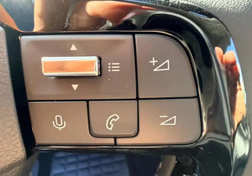 Gros plan sur les commandes audio au volant du Citroën Spacetourer XL noir Perla Nera, boutons noirs mat et chrome.