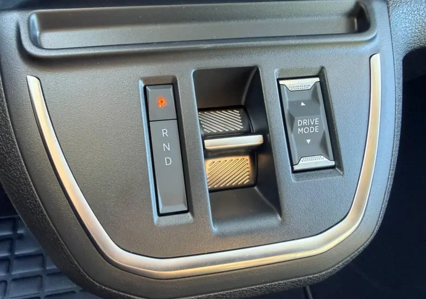 Gros plan sur la console centrale noire du Citroën Spacetourer XL avec commandes de boîte auto et mode de conduite.
