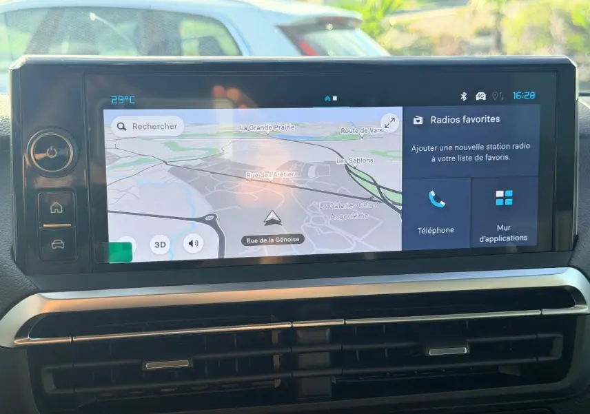 Écran tactile central affichant la navigation et les options multimédia dans un Citroën Spacetourer XL noir.