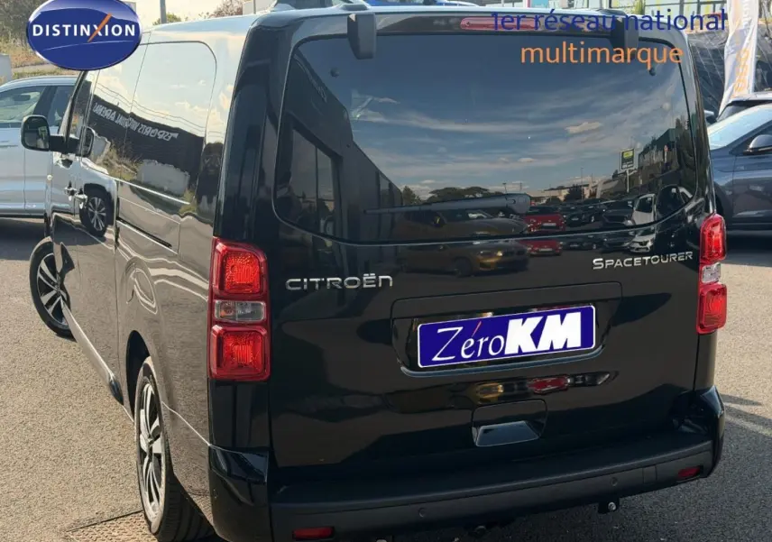 Vue 3/4 arrière droite du Citroën Spacetourer XL noir Perla Nera avec hayon et feux arrière LED visibles.