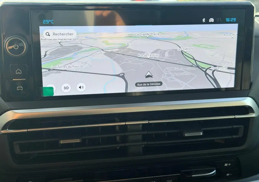 Écran tactile central avec navigation GPS dans l’habitacle du Citroën Spacetourer XL noir, vue frontale rapprochée.