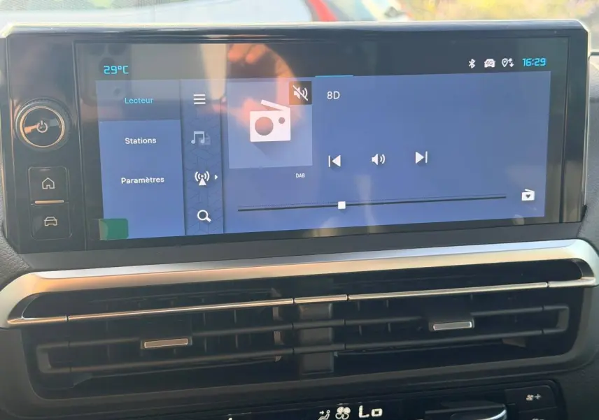Écran tactile central avec interface radio et commandes climatisation du Citroën Spacetourer XL noir, vue de face.