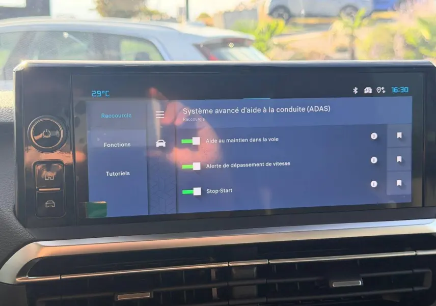 Écran tactile intérieur du Citroën Spacetourer XL noir, affichant les aides à la conduite ADAS.