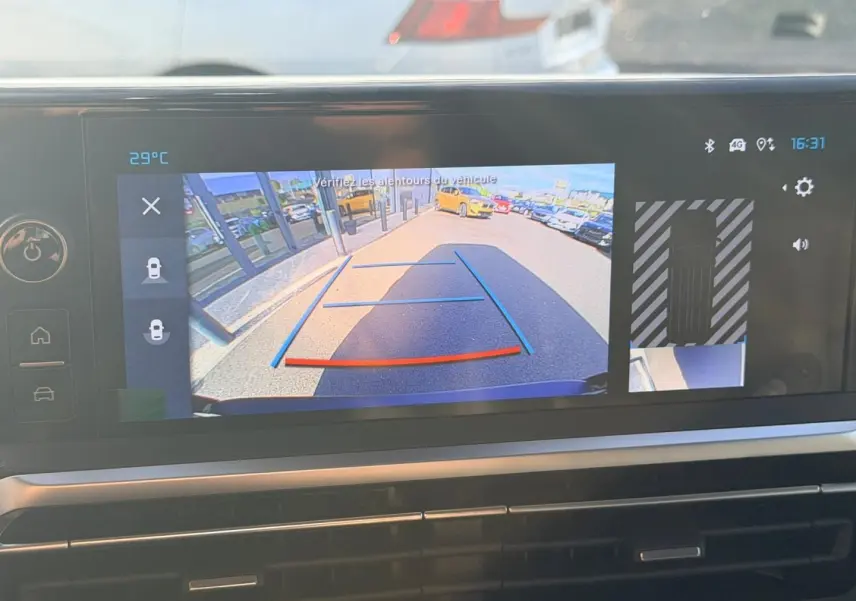 Écran tactile intérieur montrant la caméra de recul avec vue arrière et lignes de guidage du Citroën Spacetourer noir.