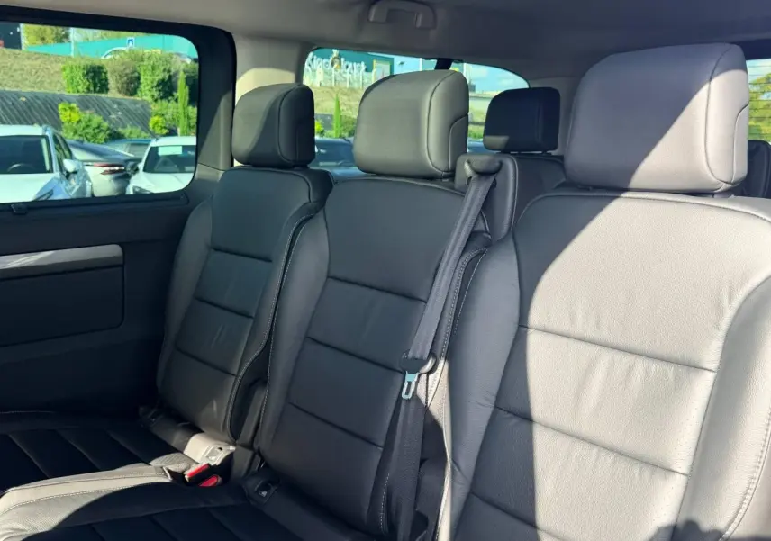 Vue intérieure sur la banquette arrière en cuir noir du Citroën Spacetourer XL, avec ceinture de sécurité visible.