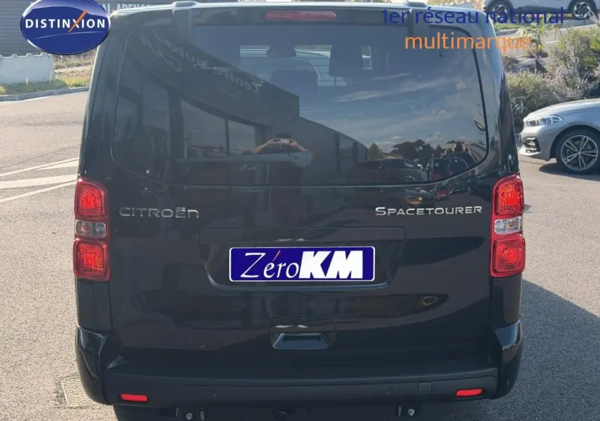 Vue arrière du Citroën Spacetourer XL noir Perla Nera avec feux rouges et vitres arrière surteintées.