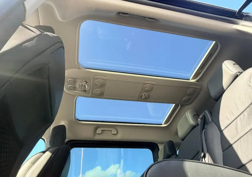 Vue intérieure du toit panoramique et des sièges arrière en tissu bi-ton noir/gris du Citroën Spacetourer XL noir Perla Nera.