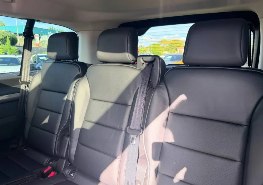 Vue intérieure de la 3ème banquette en cuir noir du Citroën Spacetourer XL, avec appuie-têtes et ceintures visibles.