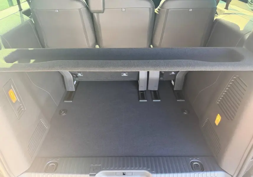 Coffre spacieux vu de l'arrière du Citroën Spacetourer XL noir Perla Nera avec banquette arrière relevée.