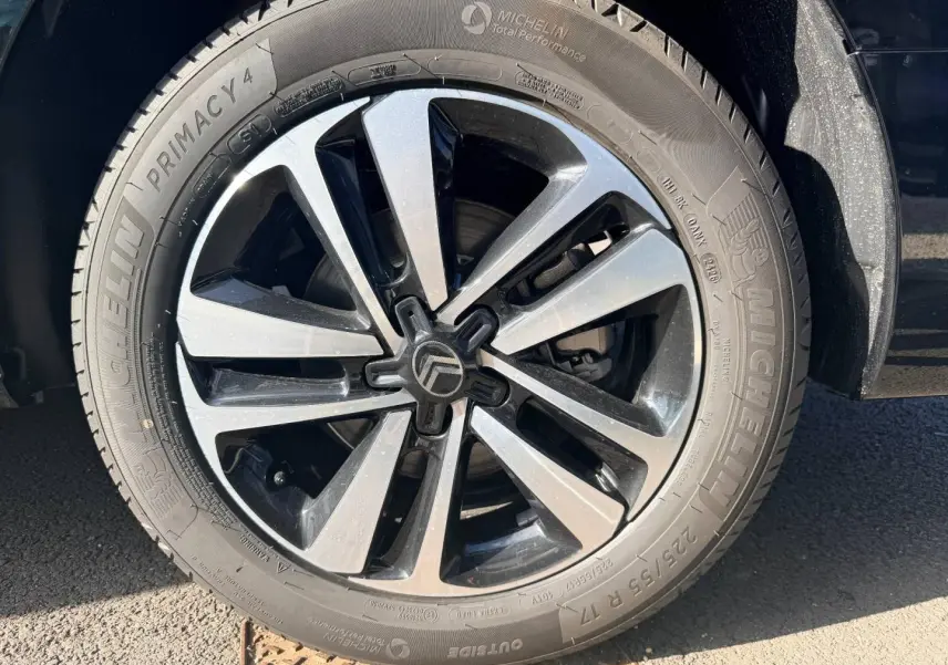 Gros plan sur la roue avant droite noire et argentée du Citroën Spacetourer XL 2026 Noir Perla Nera.