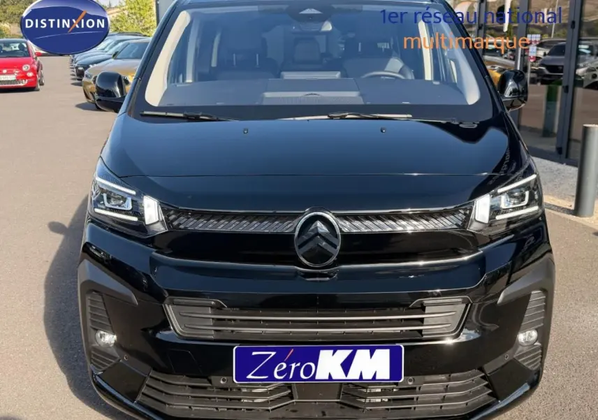 Vue avant d’un Citroën Spacetourer XL noir Perla Nera avec calandre chromée et phares LED distinctifs.
