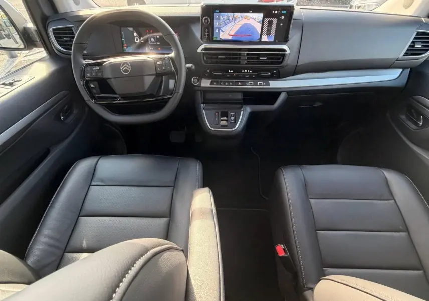 Vue intérieure avant du Citroën Spacetourer XL noir, montrant le tableau de bord et les sièges en cuir noir.