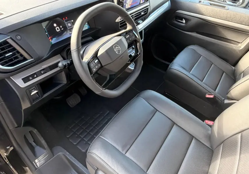 Vue intérieure côté conducteur du Citroën Spacetourer XL noir, avec volant multifonction et sièges en cuir noir.
