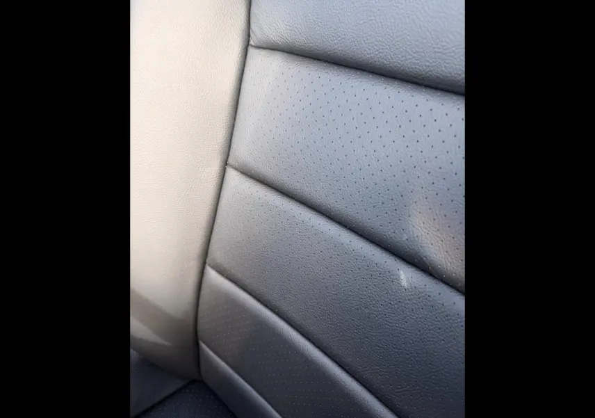 Gros plan sur le revêtement en cuir perforé noir du siège intérieur du Citroën Spacetourer XL 2026.
