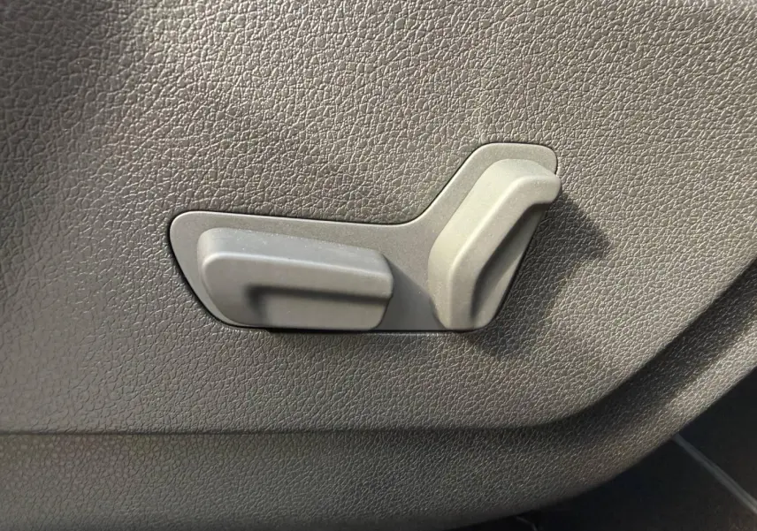 Gros plan sur les commandes de réglage manuel du siège côté conducteur du Citroën Spacetourer XL noir.