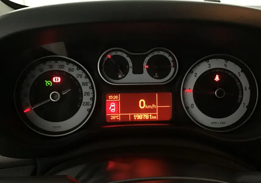 Tableau de bord de Fiat 500L blanc, affichage digital rouge indiquant 0 km/h et 198781 km, vue frontale rapprochée.