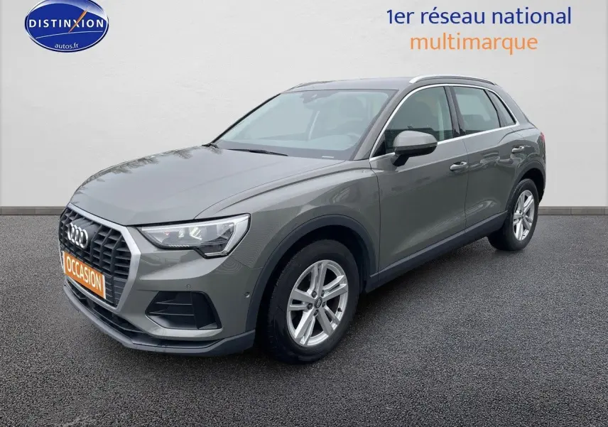 Audi Q3 gris Chronos métal vue 3/4 avant droit, avec calandre hexagonale et jantes alliage 17 pouces.