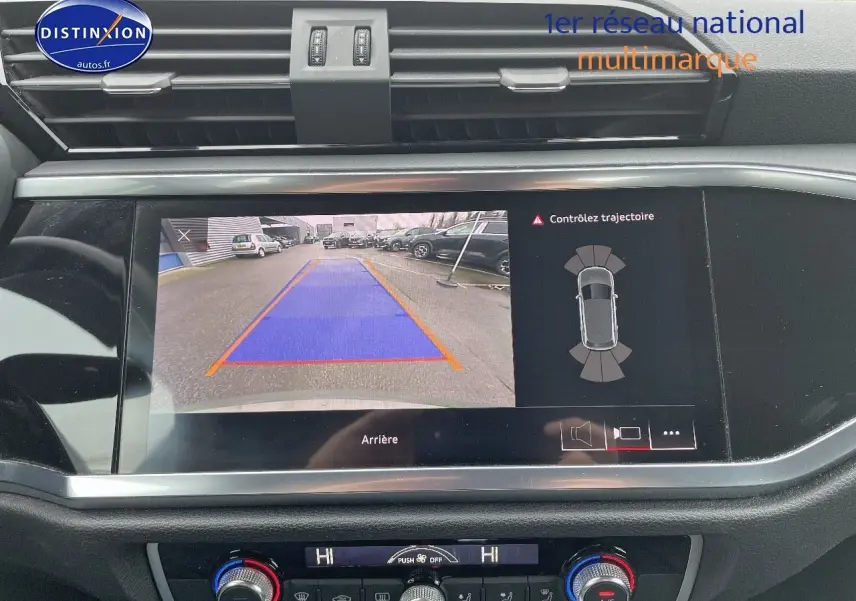 Écran central de l'Audi Q3 35 TFSI 2019 montrant la caméra de recul avec guidage dynamique en intérieur noir.