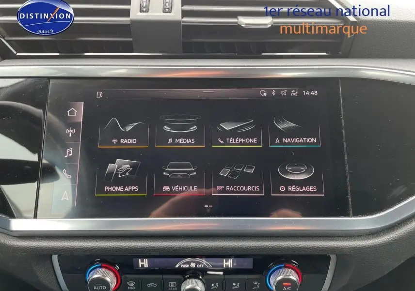 Écran tactile central de l'Audi Q3 2019 gris Chronos, affichant les options multimédias et navigation.