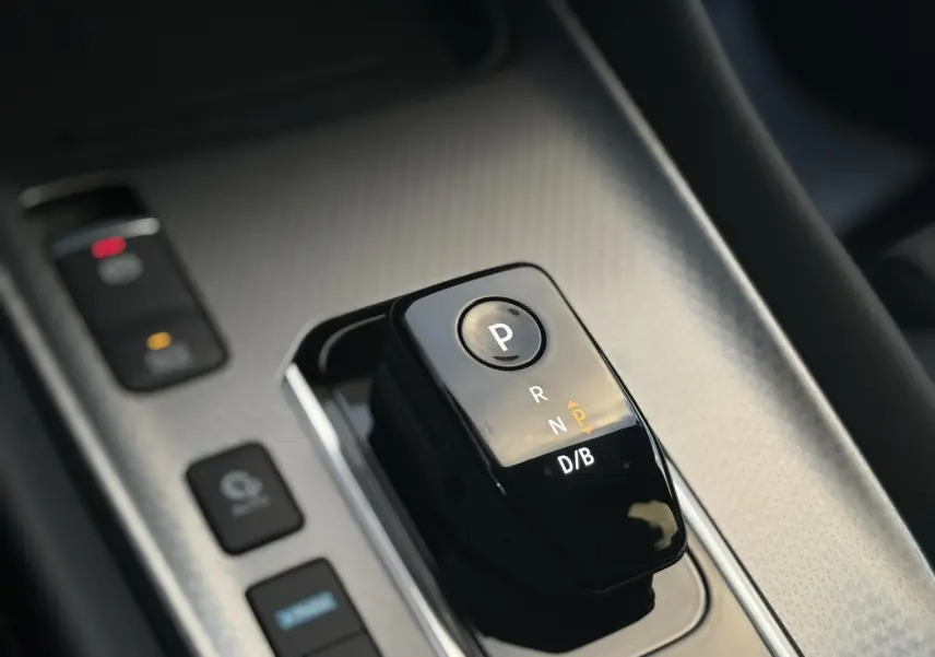 Gros plan sur la commande de boîte automatique noire dans l’habitacle du Nissan Qashqai gris Ceramic 2025.