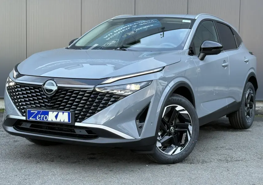 Nissan Qashqai III e-Power gris Ceramic en 3/4 avant droit, avec calandre noire et jantes alliage 18 pouces.