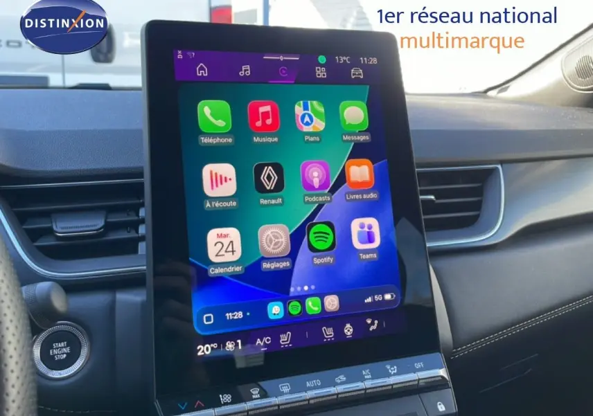 Vue rapprochée de l’écran tactile central du Renault Symbioz 2025 avec interface colorée et tableau de bord noir.