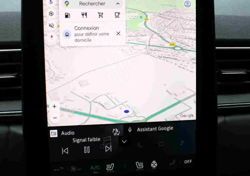Vue rapprochée de l'écran tactile central du tableau de bord du Renault Symbioz 2025, affichant la navigation Google Maps.