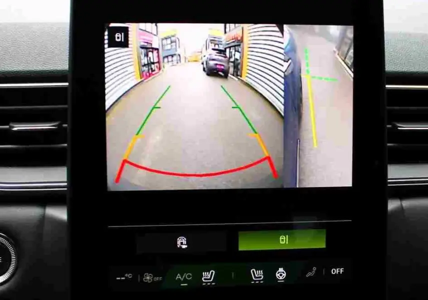 Écran central intérieur montrant la caméra de recul et l'affichage 360° du Renault Symbioz bleu Iron Metal.