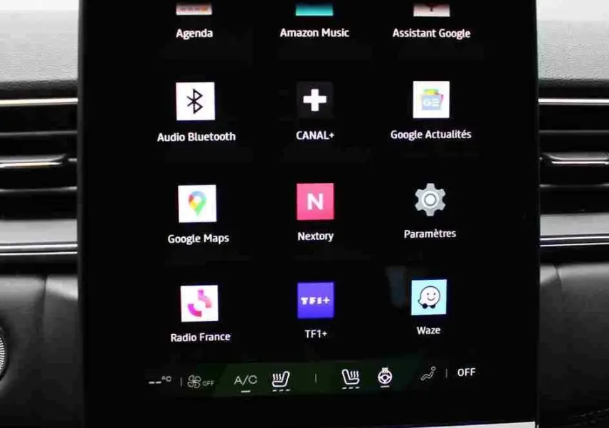 Écran tactile central vertical du Renault Symbioz 2025 affichant plusieurs applications, avec commandes climatisation en dessous.