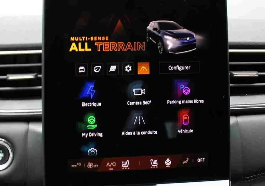 Écran tactile central du tableau de bord du Renault Symbioz bleu, affichant le menu Multi-Sense All Terrain.