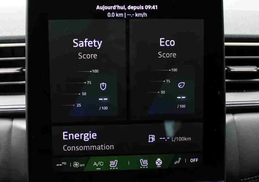 Écran tactile central du tableau de bord de la Renault Symbioz 2025, affichant scores Safety et Eco, intérieur noir.